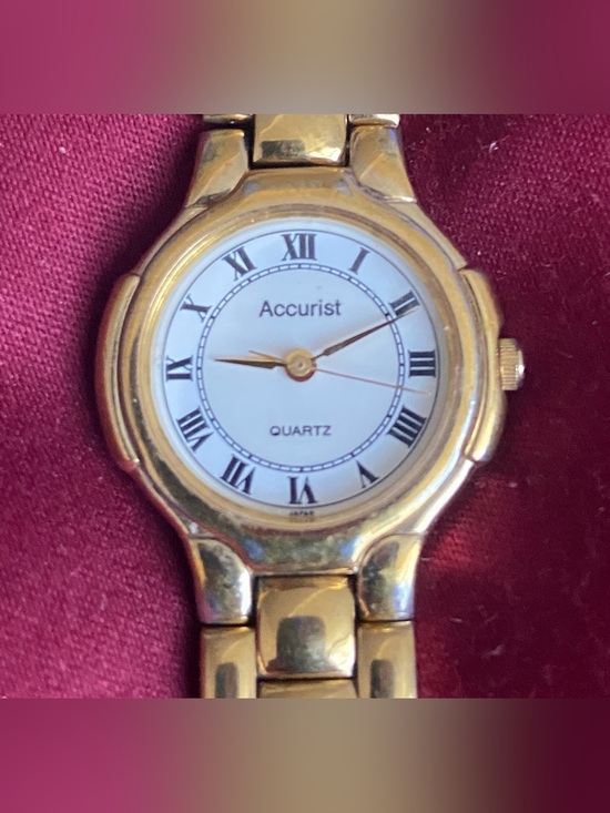 VINTAGE ACCURIST GOLD TONE SLEEK QUARTZ WATCH WHITE DIAL main image 6